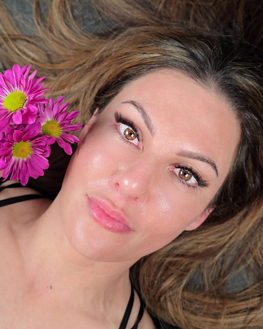Eyeliner effect with dark brown lash extensions